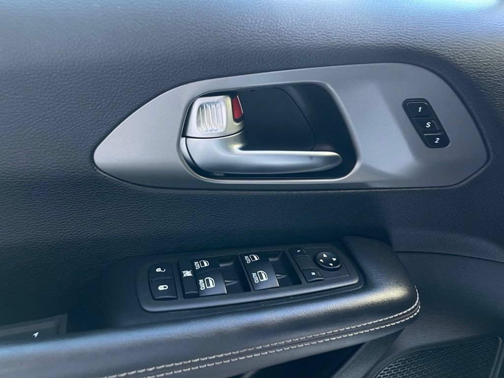 Used 2025 Chrysler Pacifica Select FWD image 8