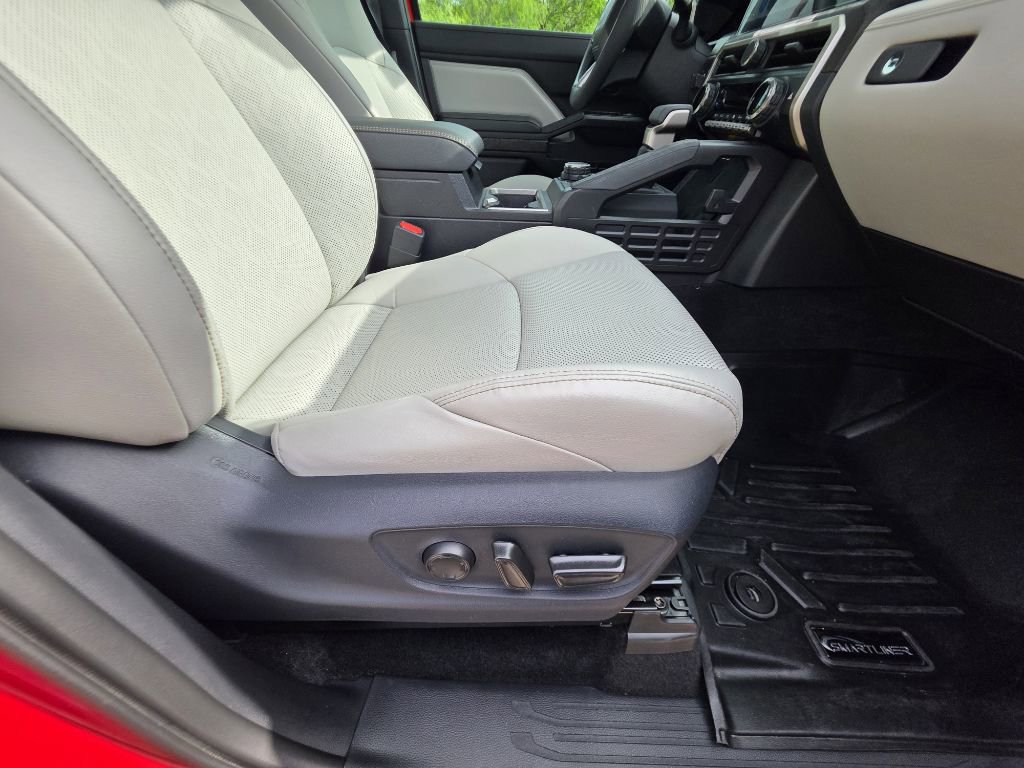 Used 2025 Toyota Tacoma Limited image 31