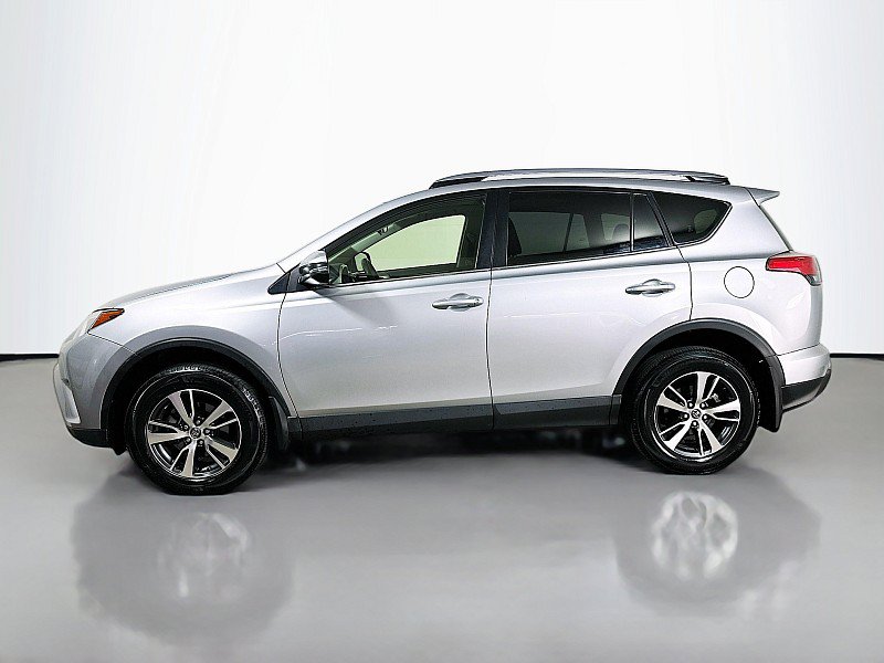 Used 2018 Toyota RAV4 XLE AWD/4WD image 4