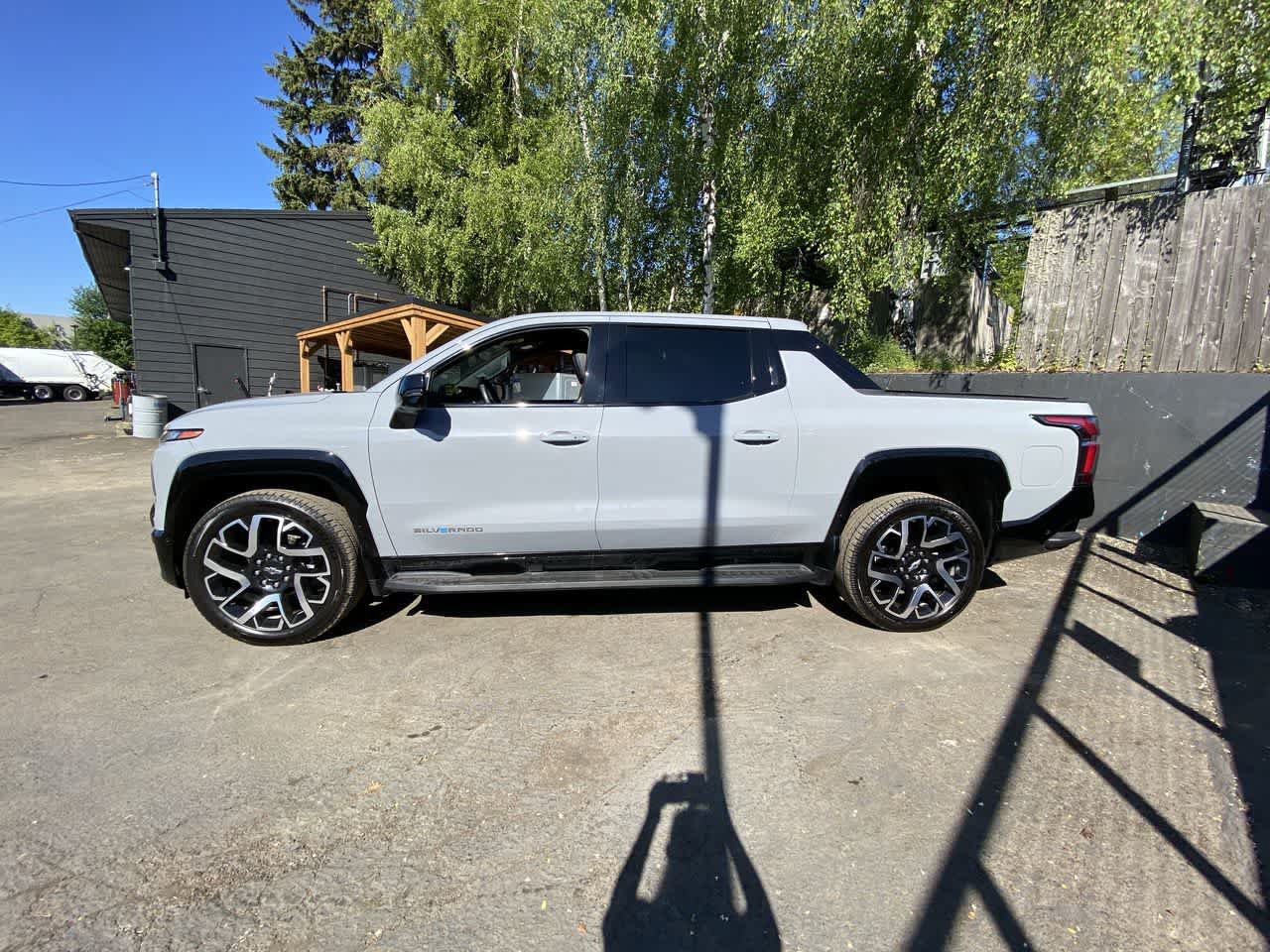 Used 2025 Chevrolet Silverado EV RST AWD/4WD image 3