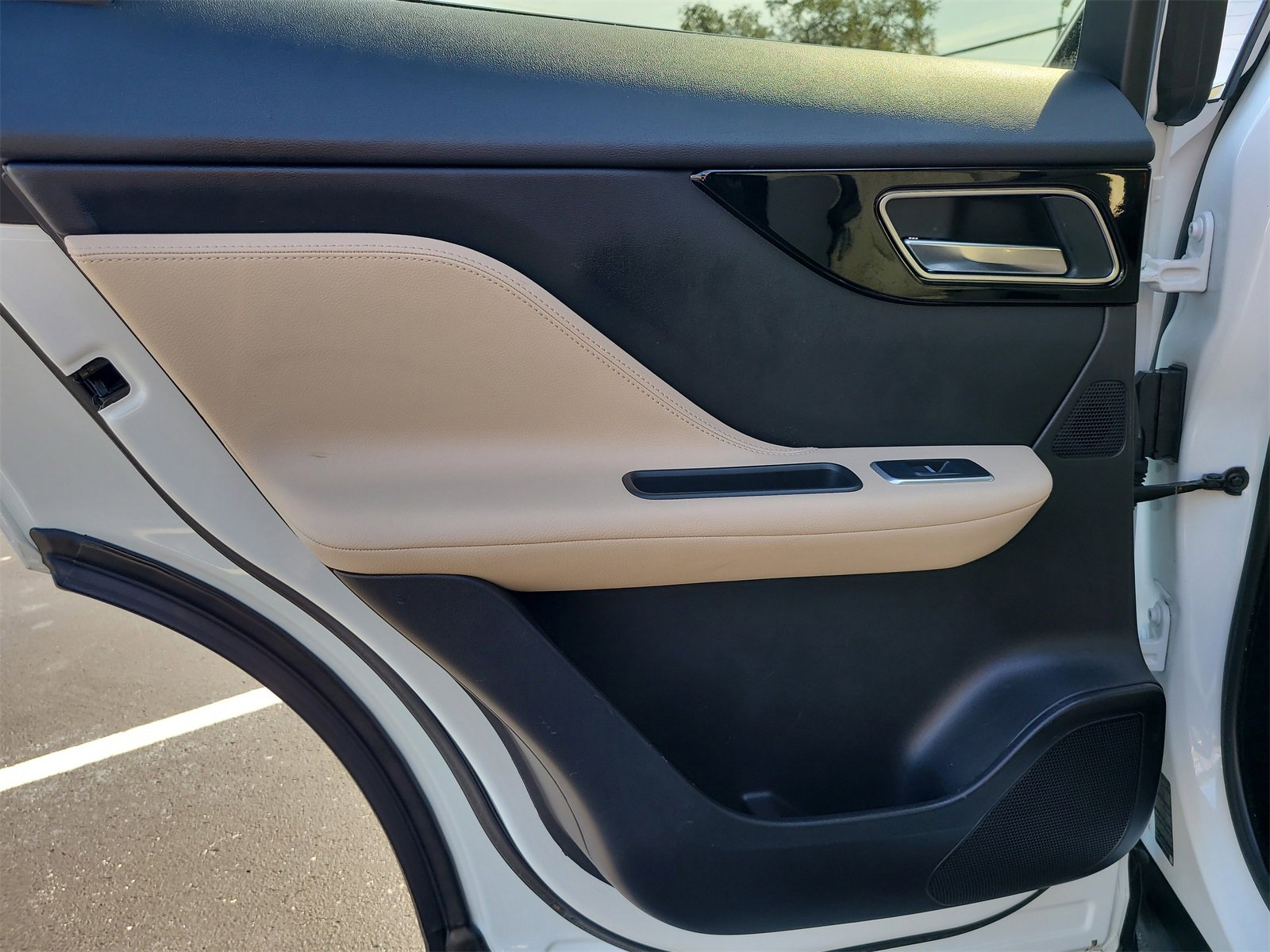 Used 2020 Jaguar F-PACE Premium image 11