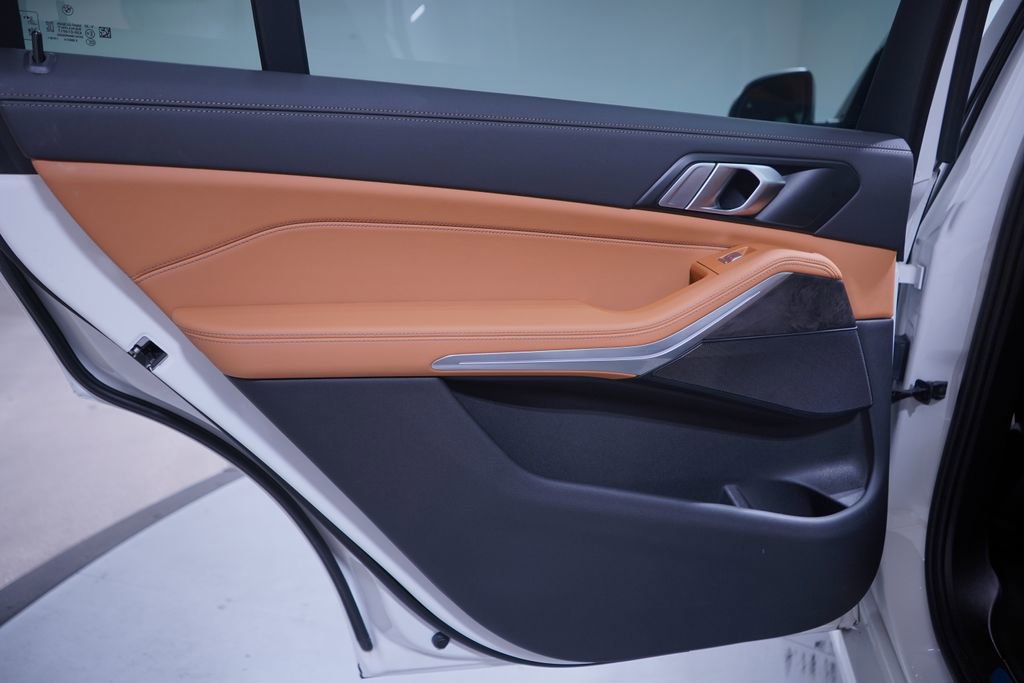 Used 2024 BMW X7 xDrive40i image 16