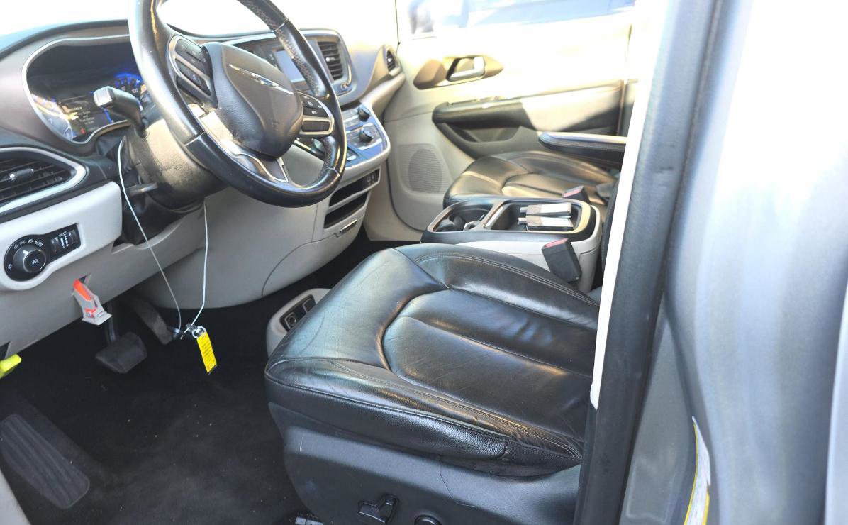 Used 2017 Chrysler Pacifica Touring-L FWD image 7