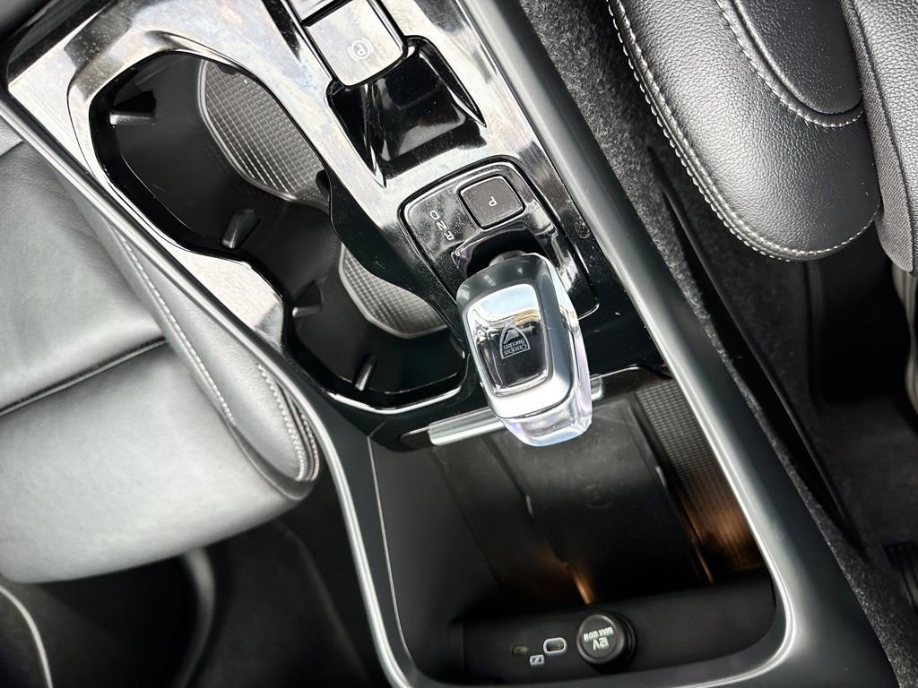 Used 2025 Volvo XC40 B5 Plus image 17