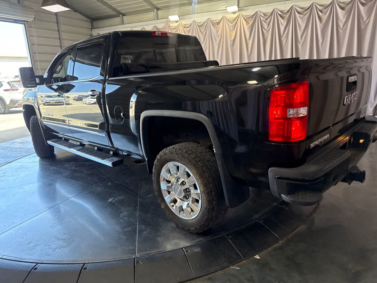 Used 2018 GMC Sierra 2500 Denali w/ Duramax Plus Package AWD/4WD image 7