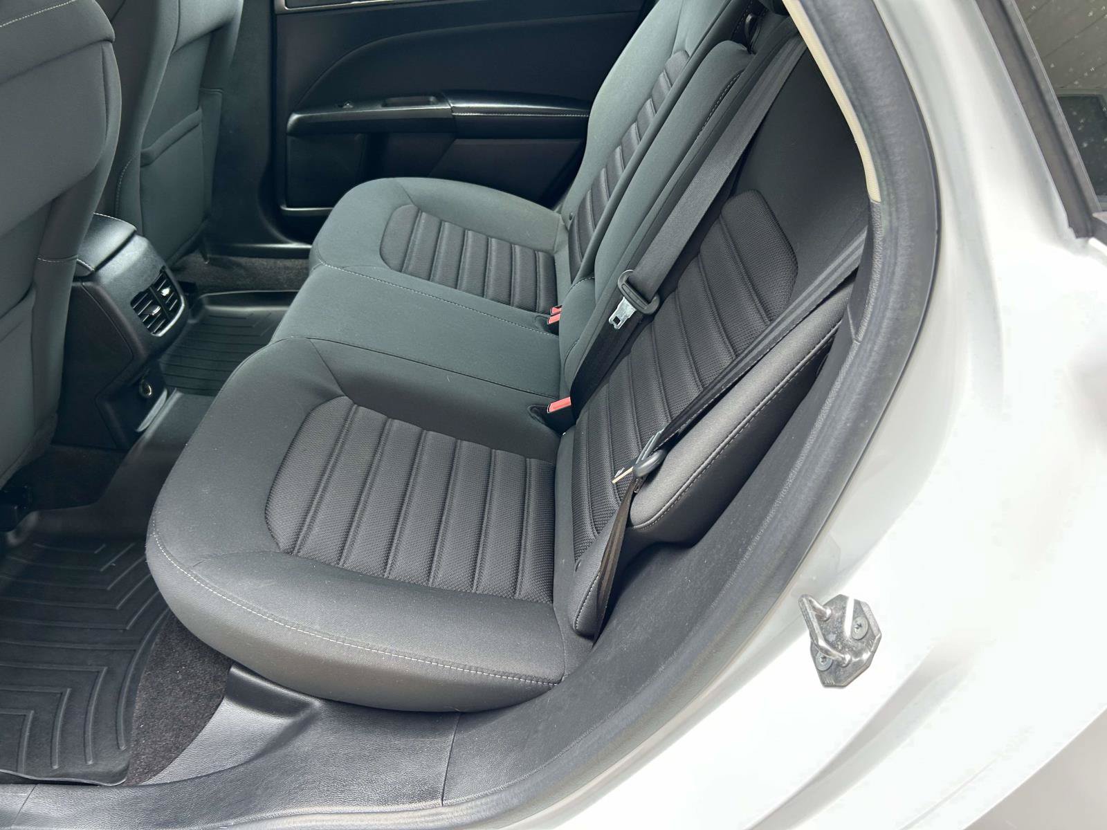 Used 2018 Ford Fusion SE w/ Fusion SE Technology Package FWD image 9