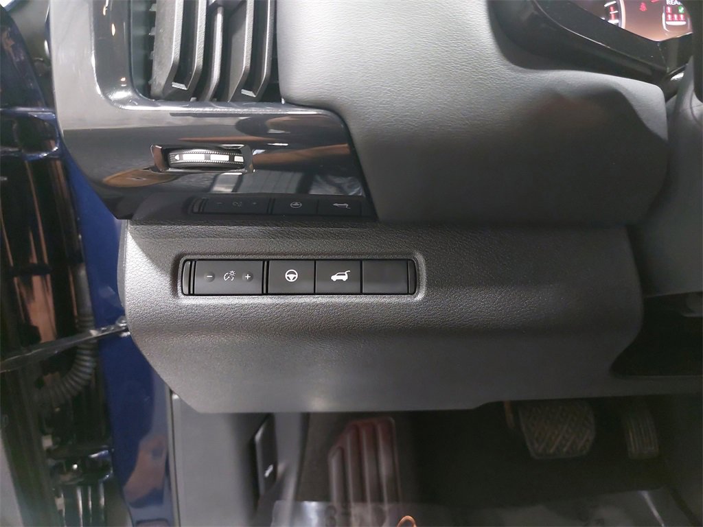 Used 2024 Nissan Pathfinder SV w/ SV Premium Package image 28