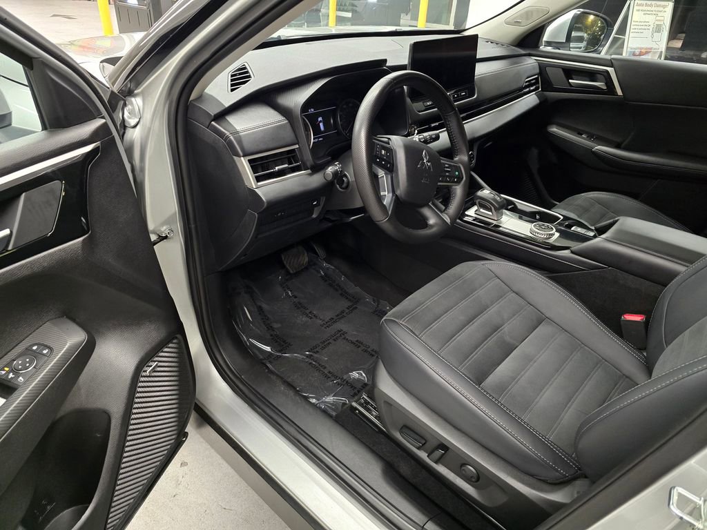 Used 2025 Mitsubishi Outlander SE FWD image 16