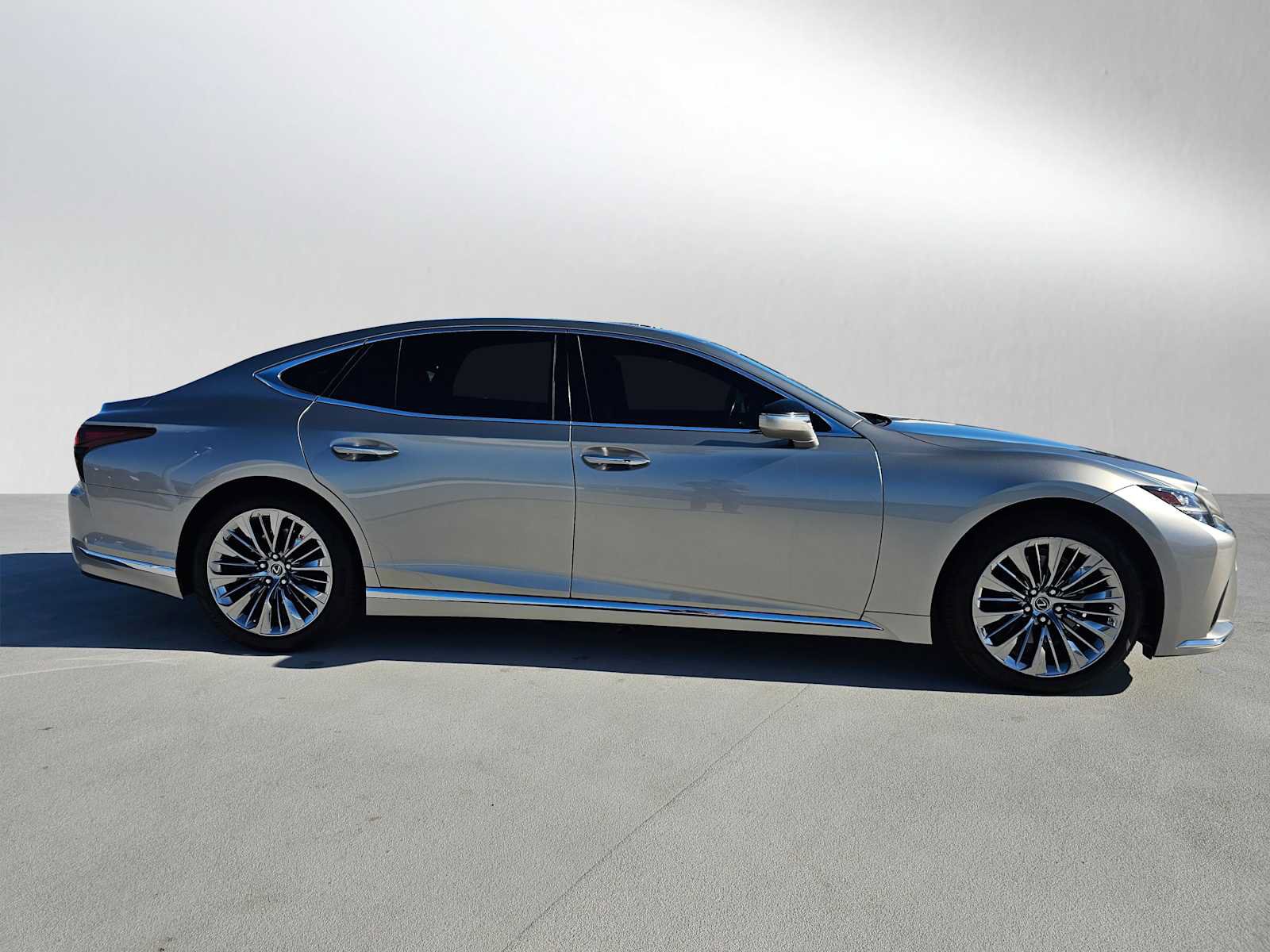 Used 2022 Lexus LS 500 w/ Cold Weather Package (CK) RWD image 2
