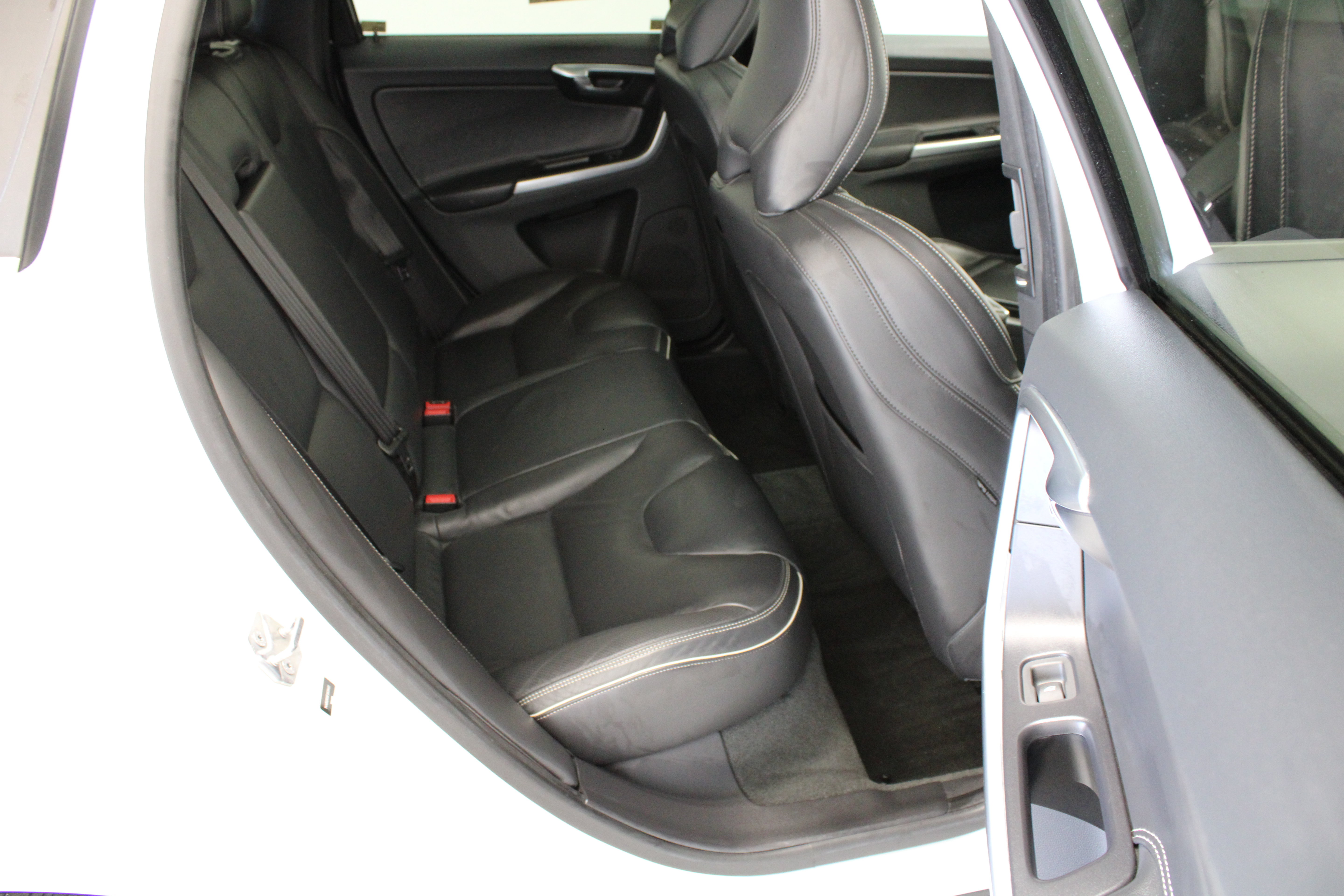 Used 2015 Volvo XC60 T6 R-Design Platinum AWD/4WD image 37