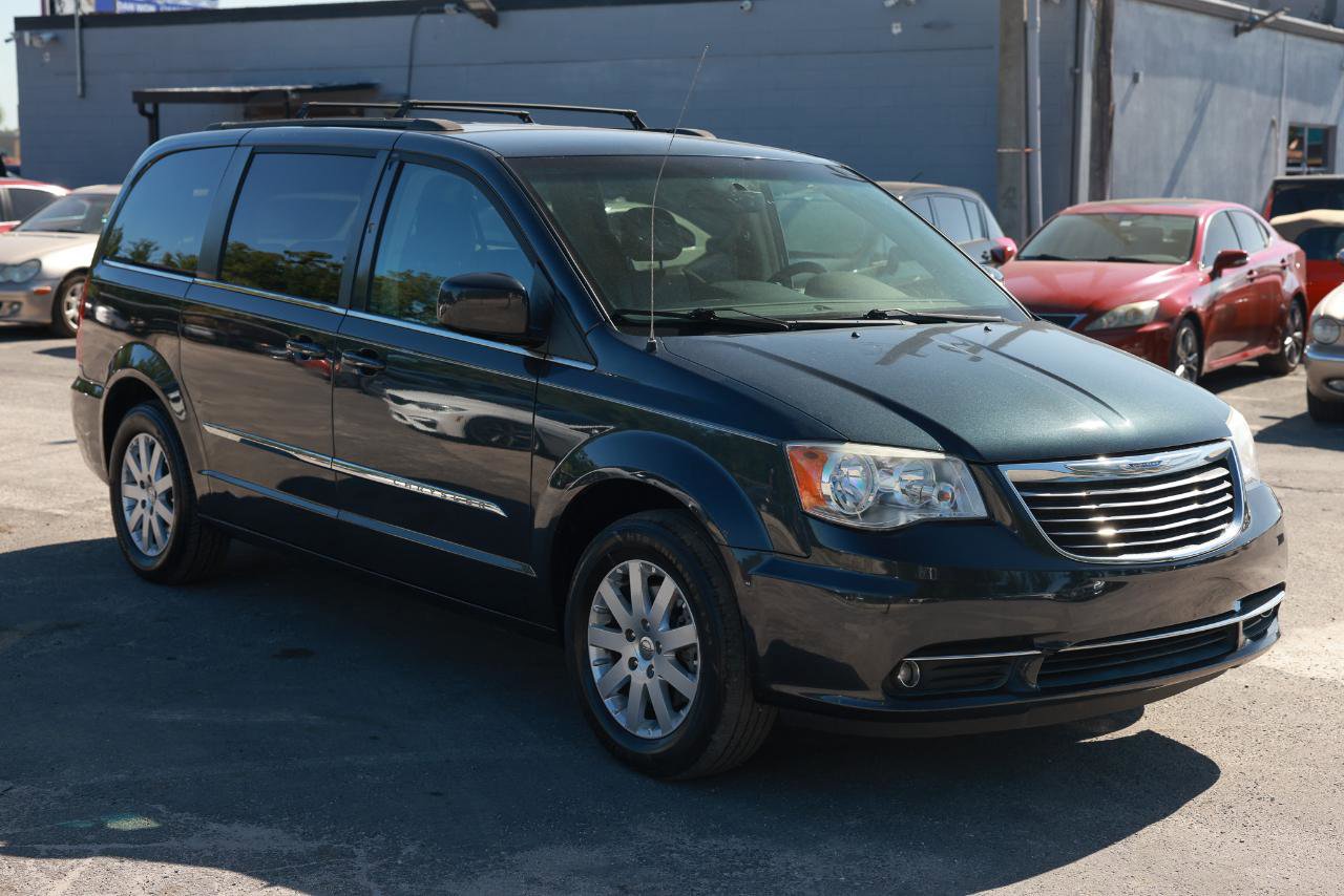 Used 2014 Chrysler Town & Country Touring FWD image 15