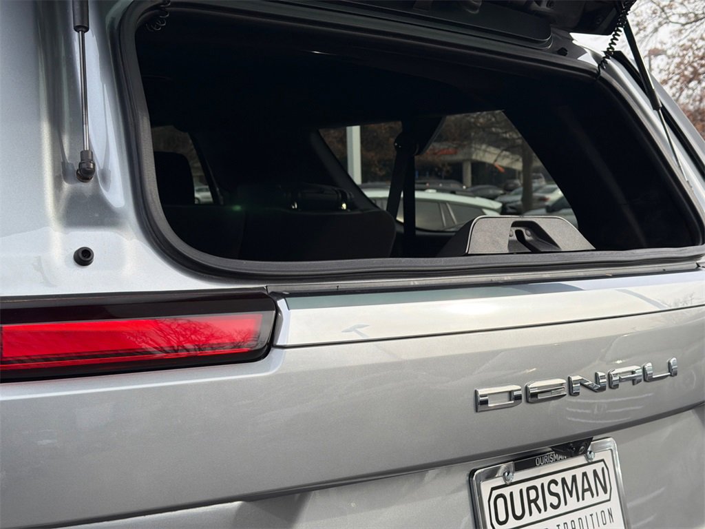 Used 2025 GMC Yukon Denali w/ Denali Reserve Package image 10