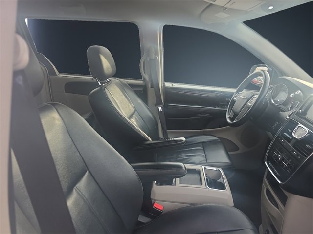 Used 2015 Chrysler Town & Country Touring w/ Driver Convenience Group image 15