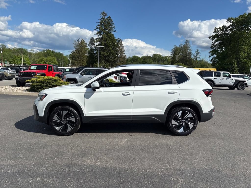 Used 2025 Volkswagen Taos SE AWD/4WD image 8