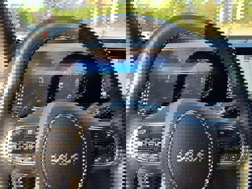 Used 2025 Kia Sportage SX image 20