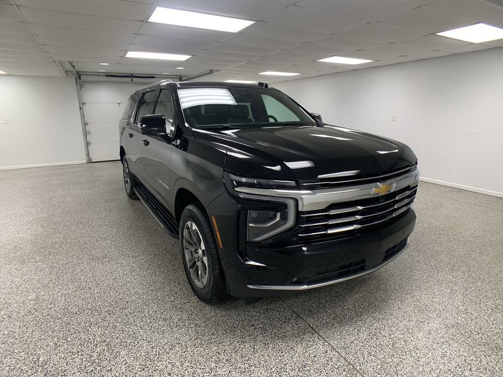 Used 2025 Chevrolet Suburban LT w/ Comfort Package AWD/4WD image 2