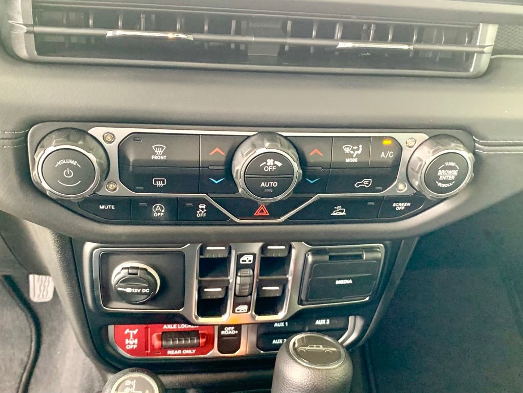 Used 2025 Jeep Gladiator Mojave AWD/4WD image 38