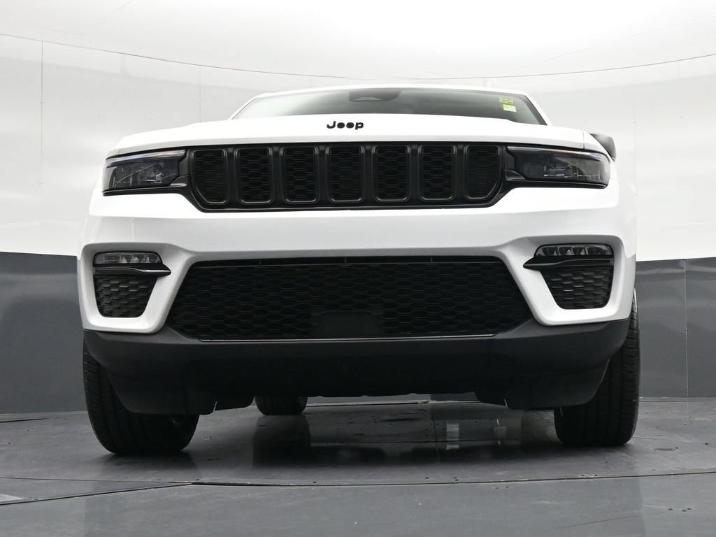 Used 2024 Jeep Grand Cherokee Limited w/ Black Appearance Package AWD/4WD image 34