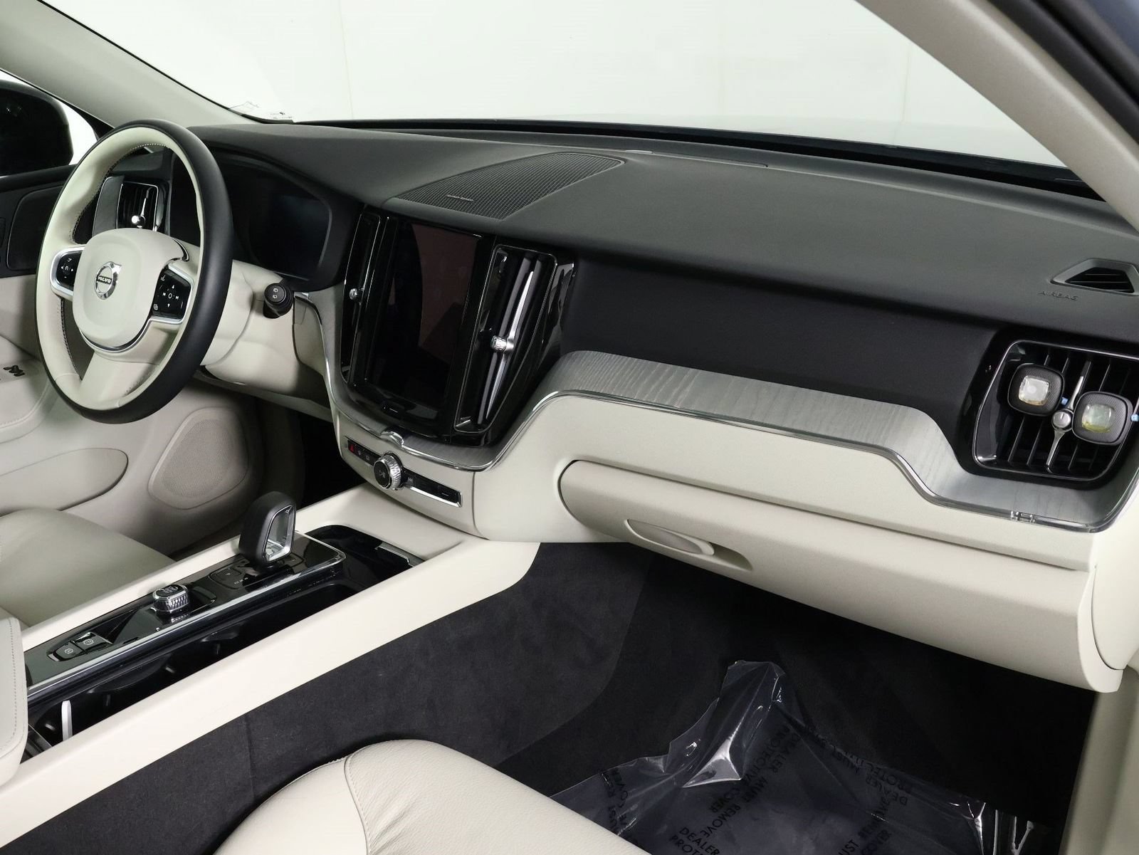 Certified 2024 Volvo XC60 T8 Plus w/ Climate Package AWD/4WD image 22