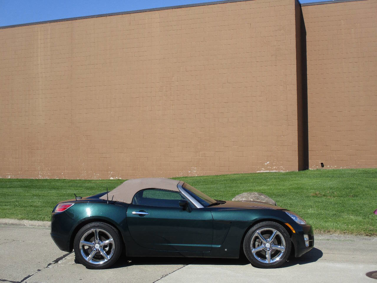 Used 2008 Saturn Sky w/ Premium Trim Package RWD image 2