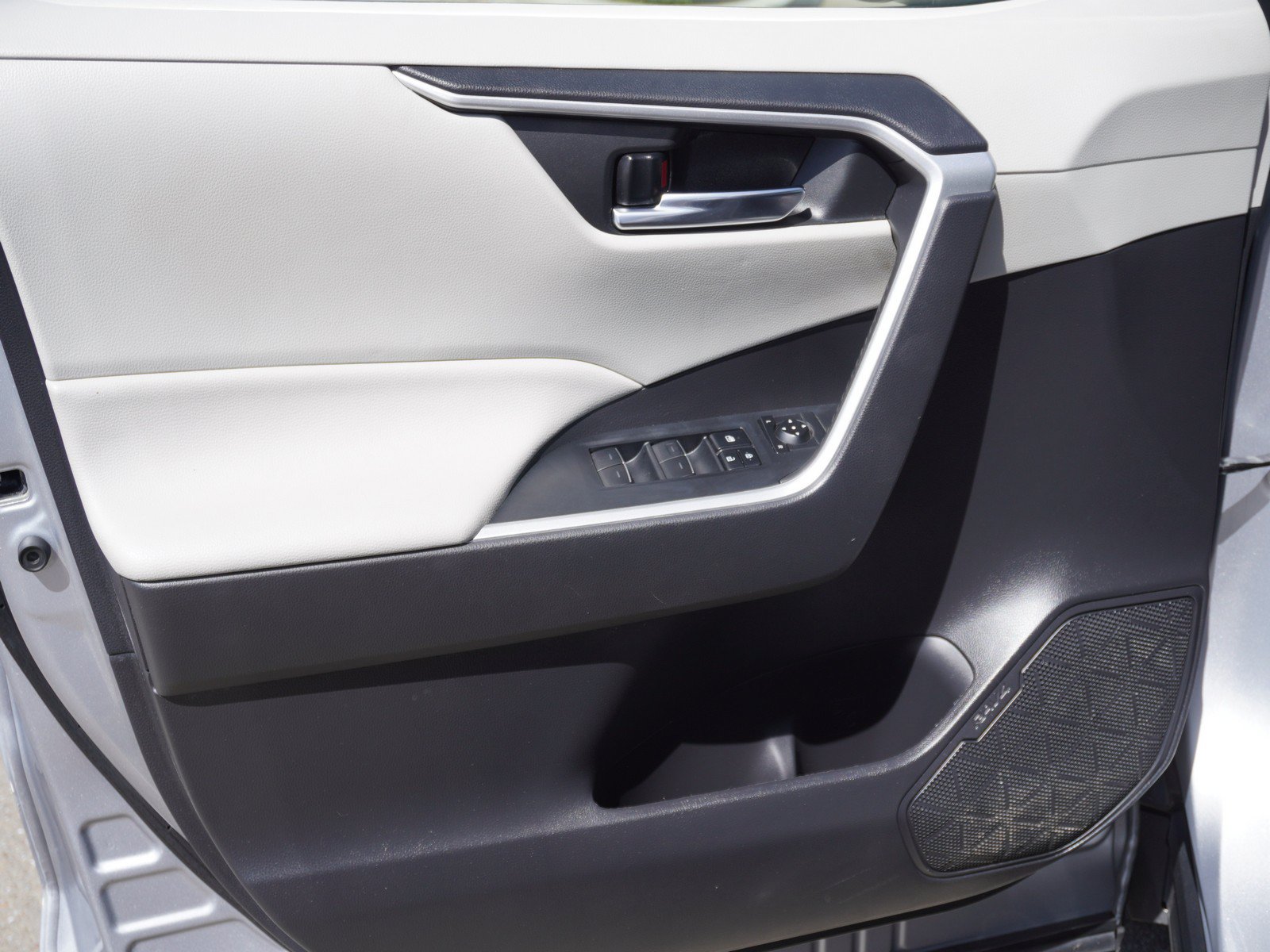 Used 2022 Toyota RAV4 XLE w/ Convenience Package FWD image 19
