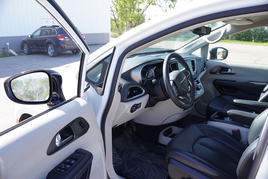 Certified 2024 Chrysler Pacifica Limited FWD image 15