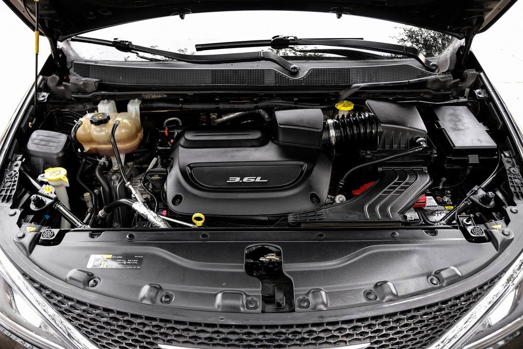 Used 2018 Chrysler Pacifica Limited image 7