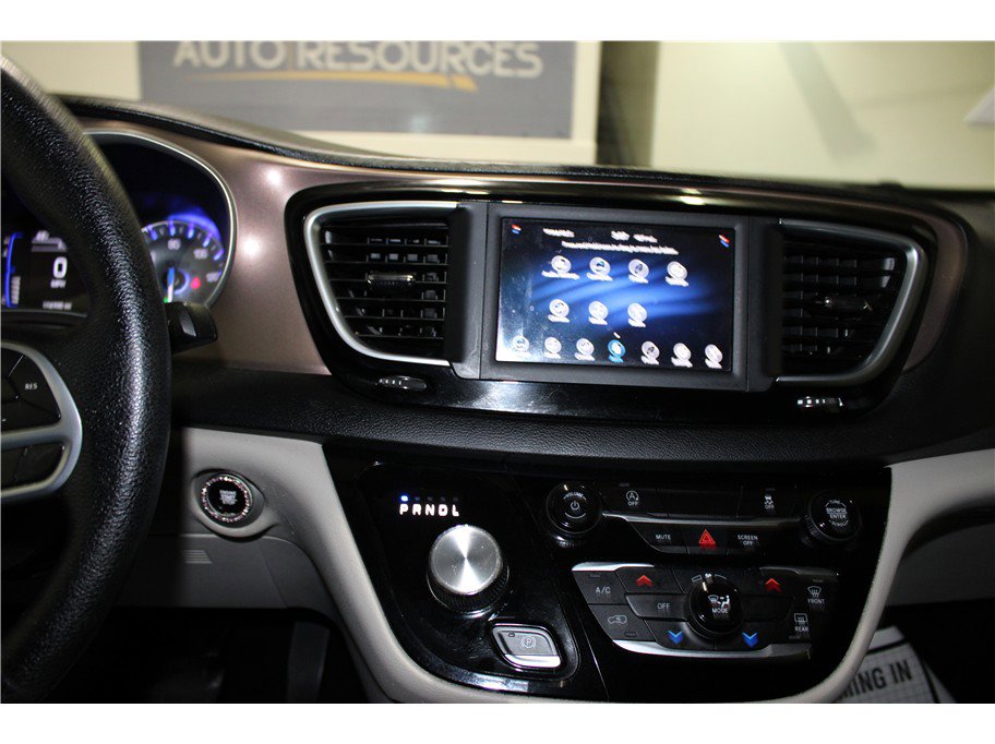 Used 2021 Chrysler Voyager Lxi image 31