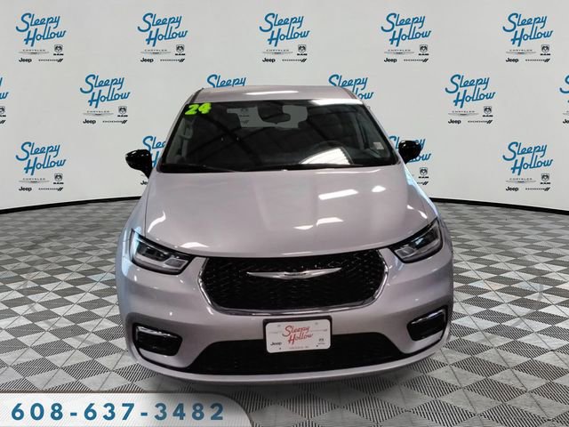 Used 2024 Chrysler Pacifica Touring-L image 2