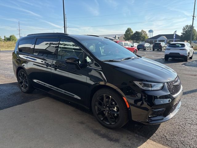 New 2026 Chrysler Pacifica Limited w/ S Appearance Package image 9