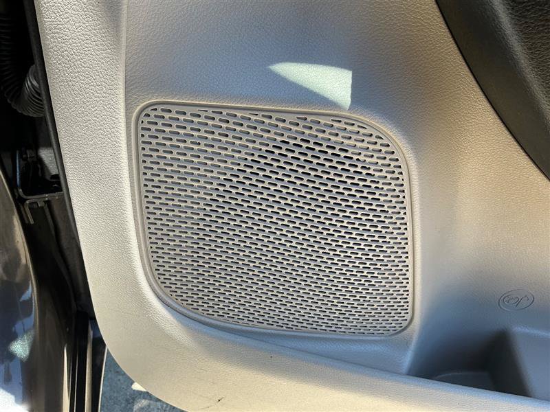 Used 2018 Chrysler Pacifica Touring-L FWD image 39