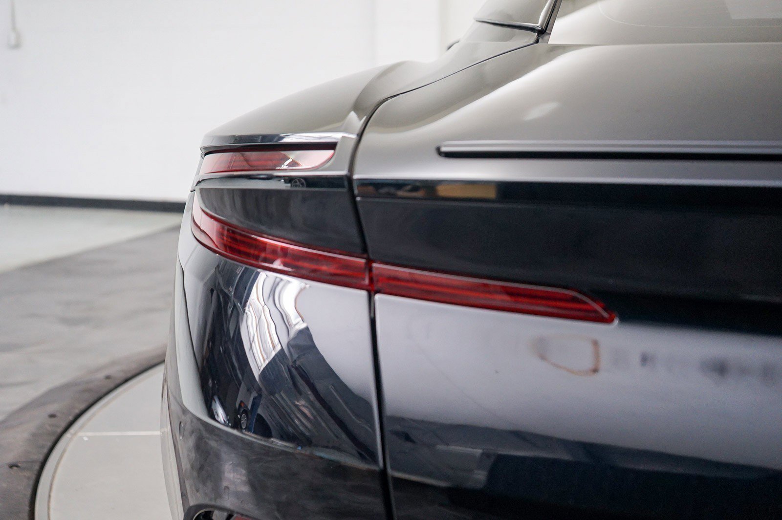 Used 2017 Aston Martin DB11 V12 RWD image 13