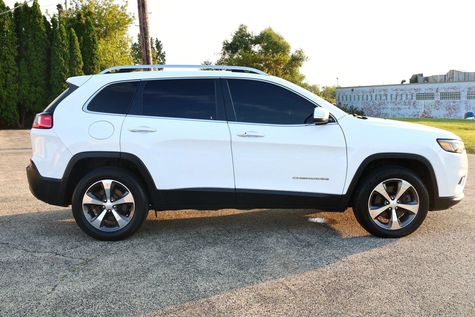 Used 2019 Jeep Cherokee Limited AWD/4WD image 4