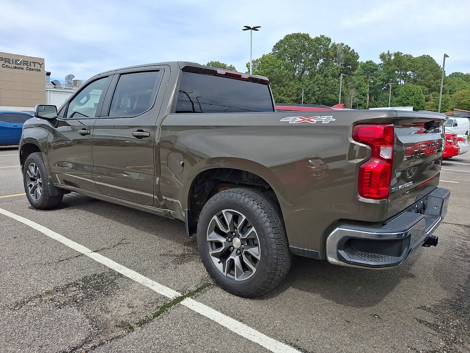 Used 2023 Chevrolet Silverado 1500 LT AWD/4WD image 3