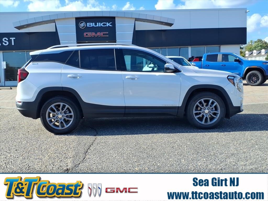 Certified 2022 GMC Terrain SLT image 1