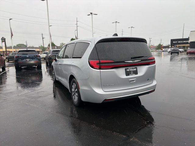 Used 2023 Chrysler Pacifica Touring-L FWD image 12