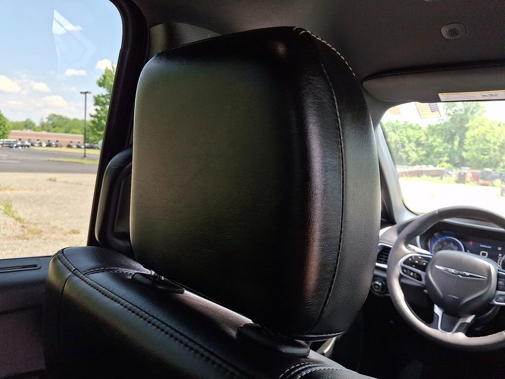 Used 2025 Chrysler Pacifica Select FWD image 14