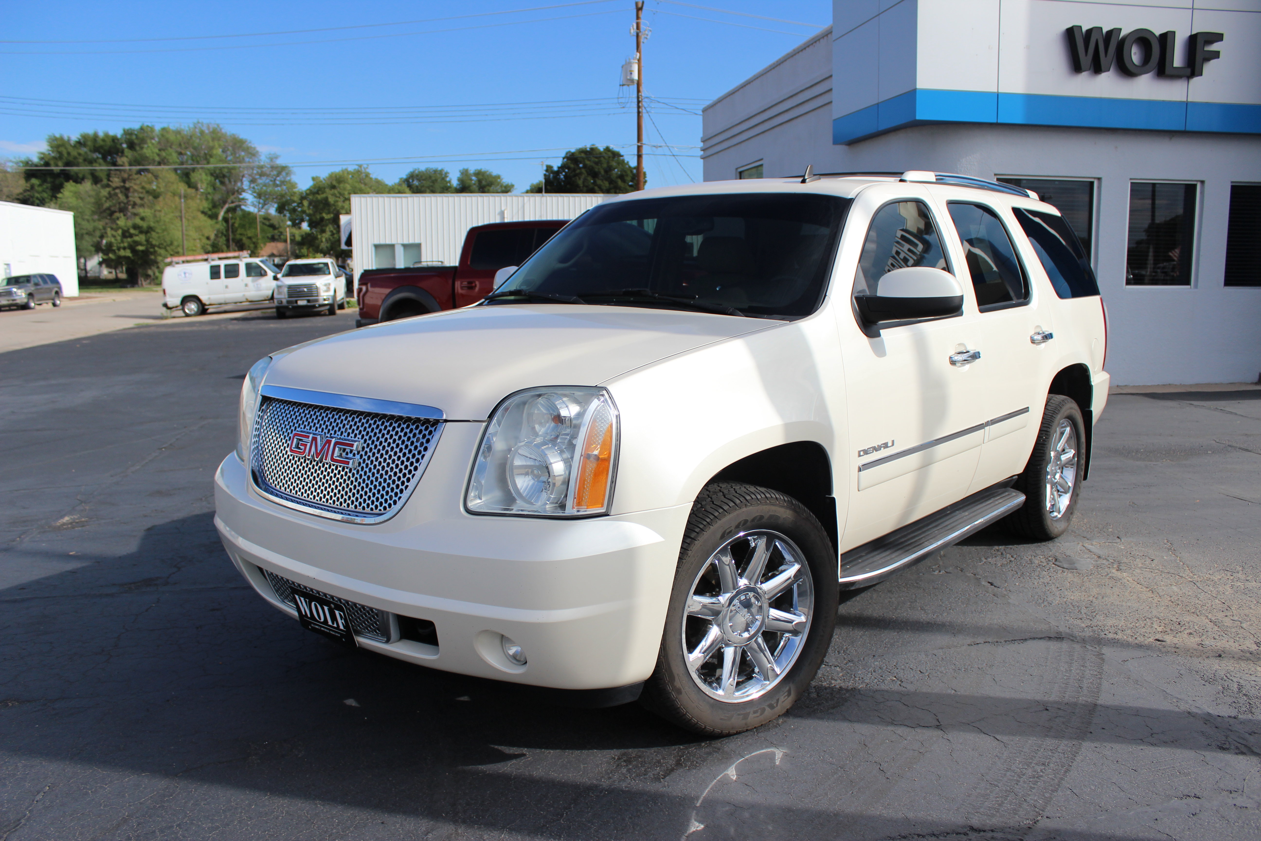 Used 2014 GMC Yukon Denali AWD/4WD image 1