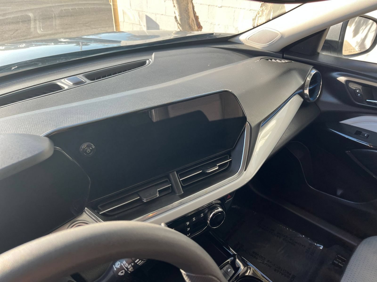 Used 2025 Chevrolet Trax LT FWD image 17