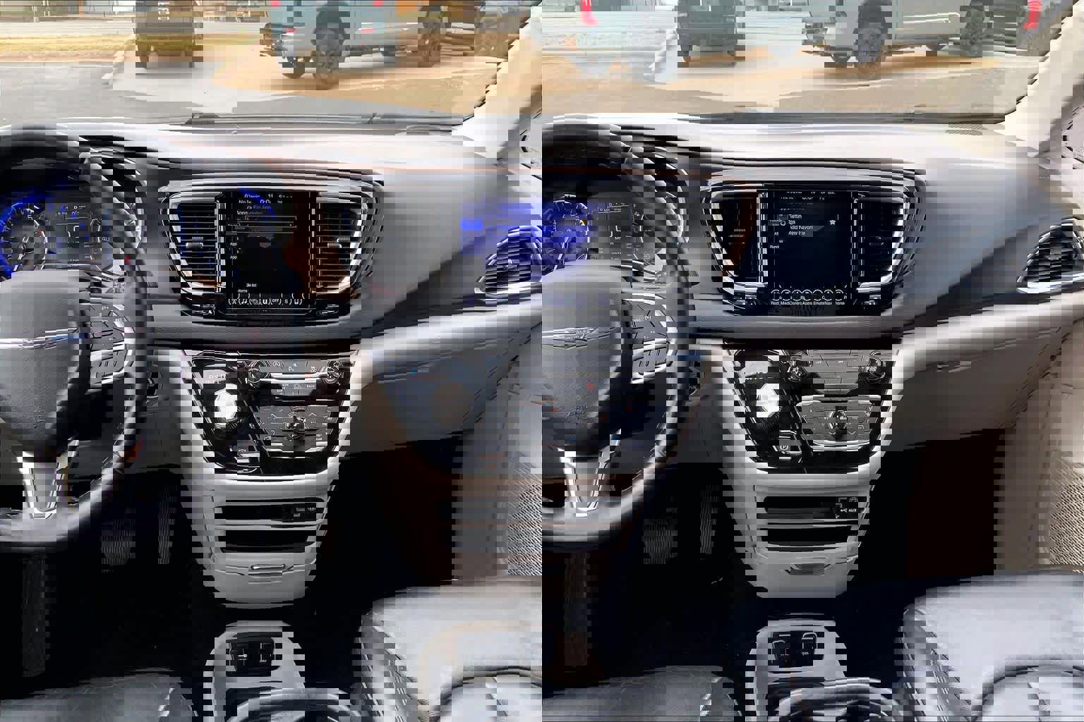 Used 2017 Chrysler Pacifica Touring-L w/ Tire & Wheel Group FWD image 7