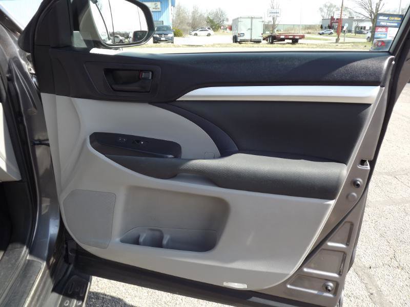 Used 2017 Toyota Highlander LE w/ Carpet Mat Package FWD image 30