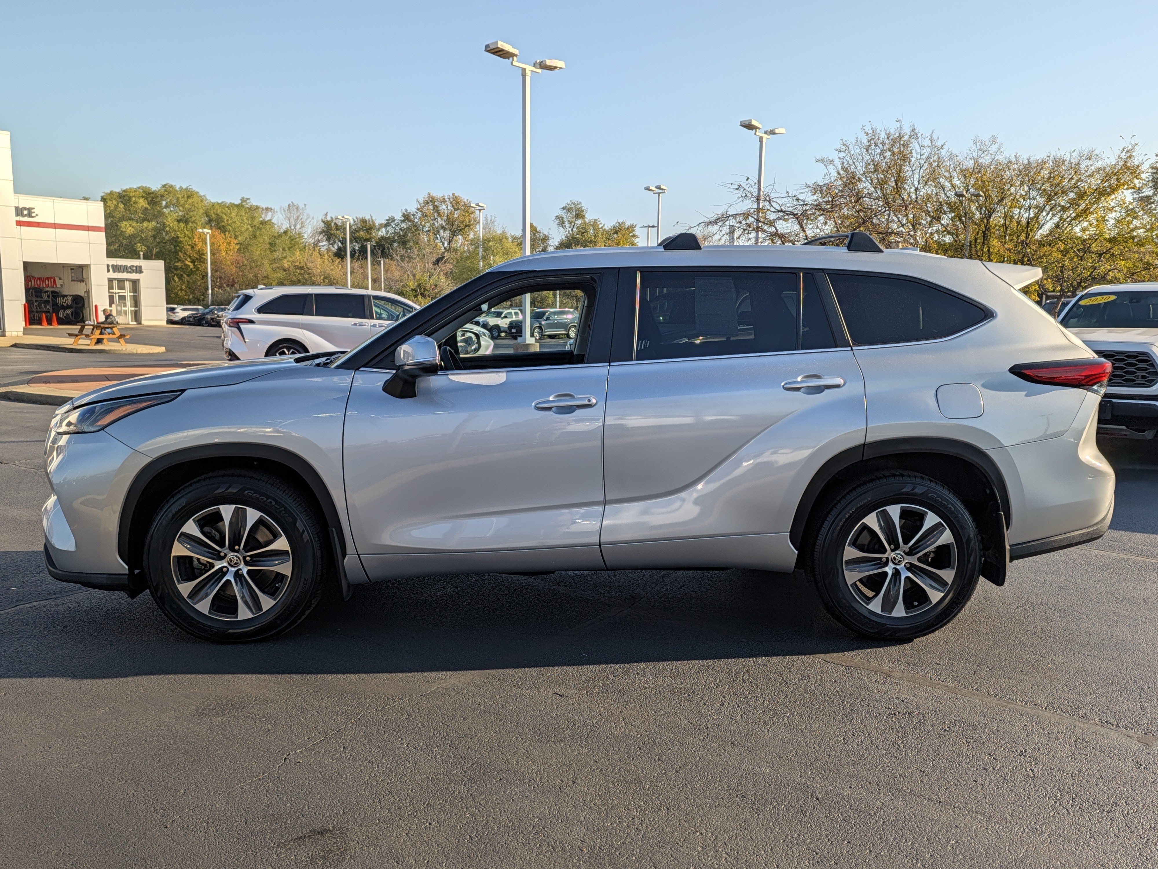 Used 2023 Toyota Highlander XLE AWD/4WD image 5