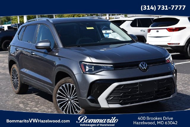 Used 2025 Volkswagen Taos SE w/ Panoramic Sunroof Package