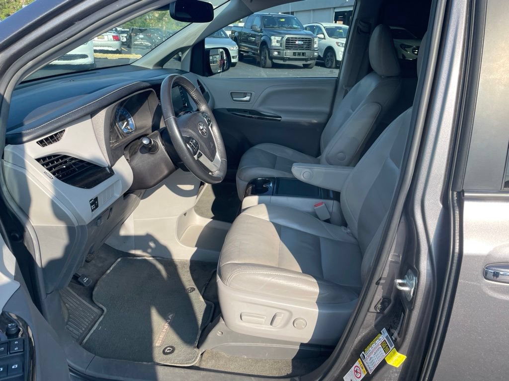 Used 2018 Toyota Sienna XLE FWD image 9