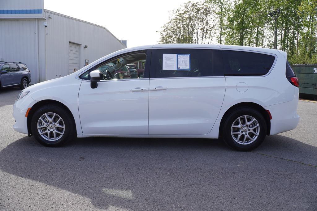 Used 2023 Chrysler Voyager LX image 14