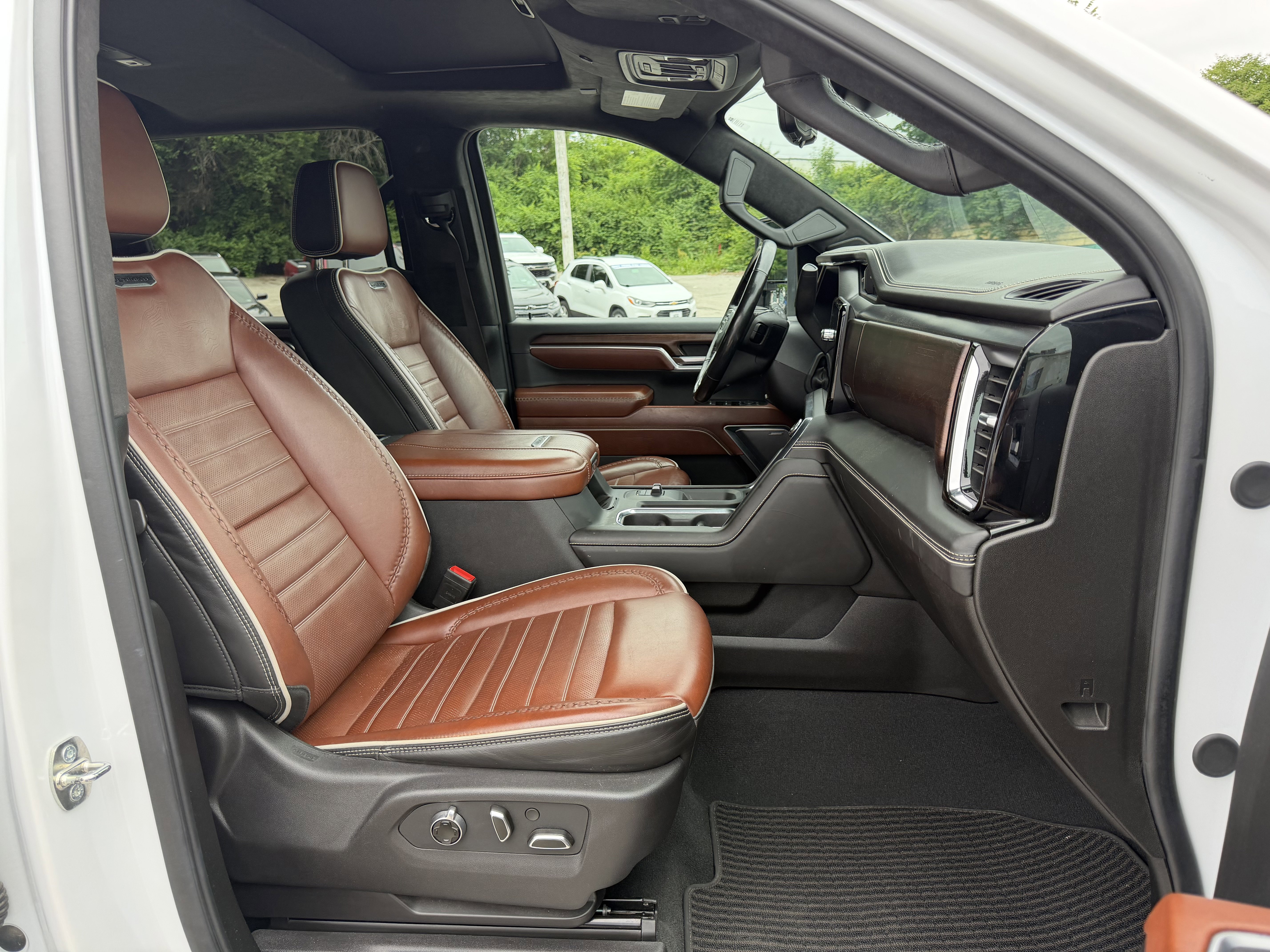 Used 2024 GMC Sierra 3500 Denali Ultimate AWD/4WD image 9