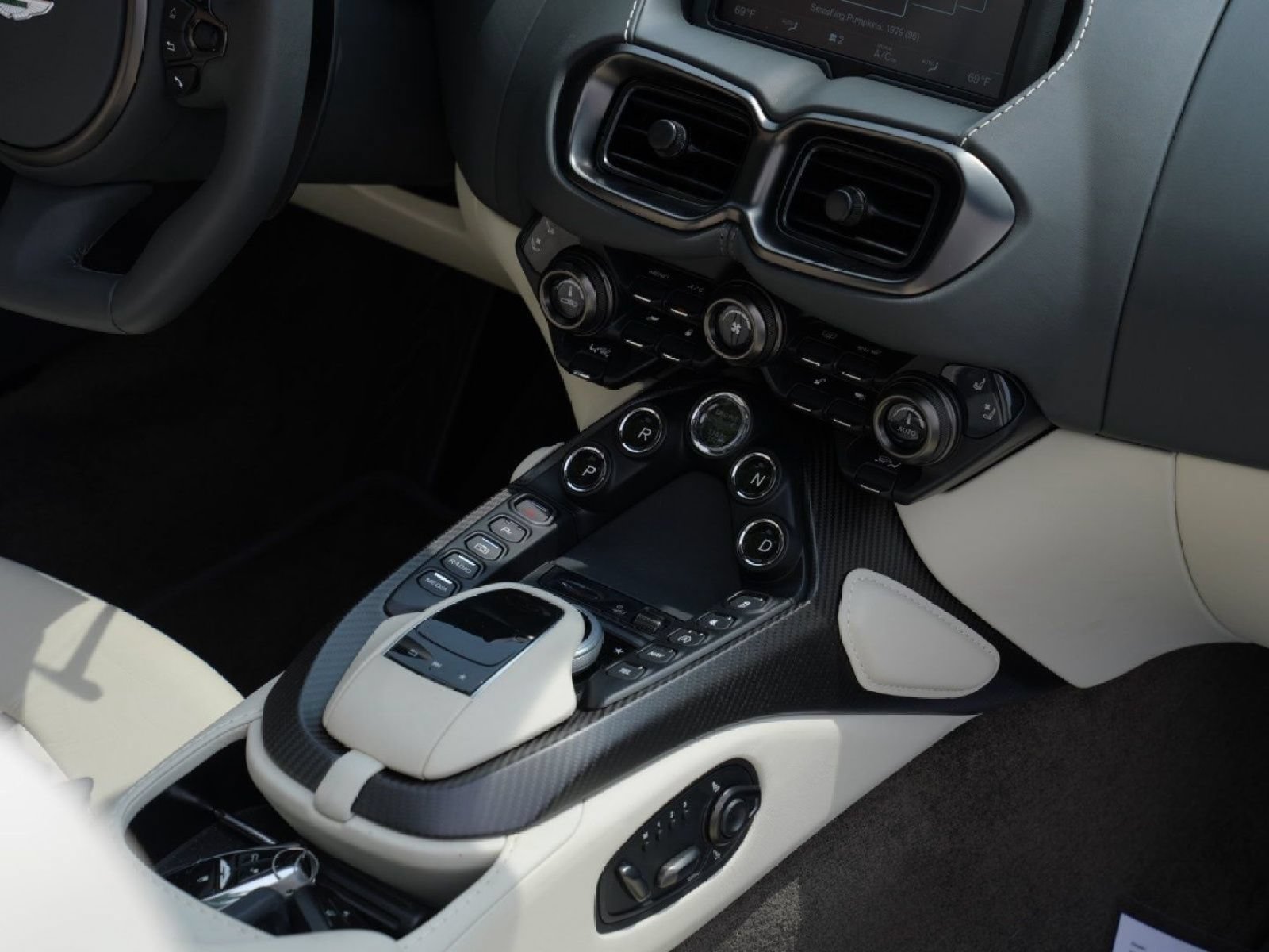 Used 2023 Aston Martin V8 Vantage Roadster RWD image 29