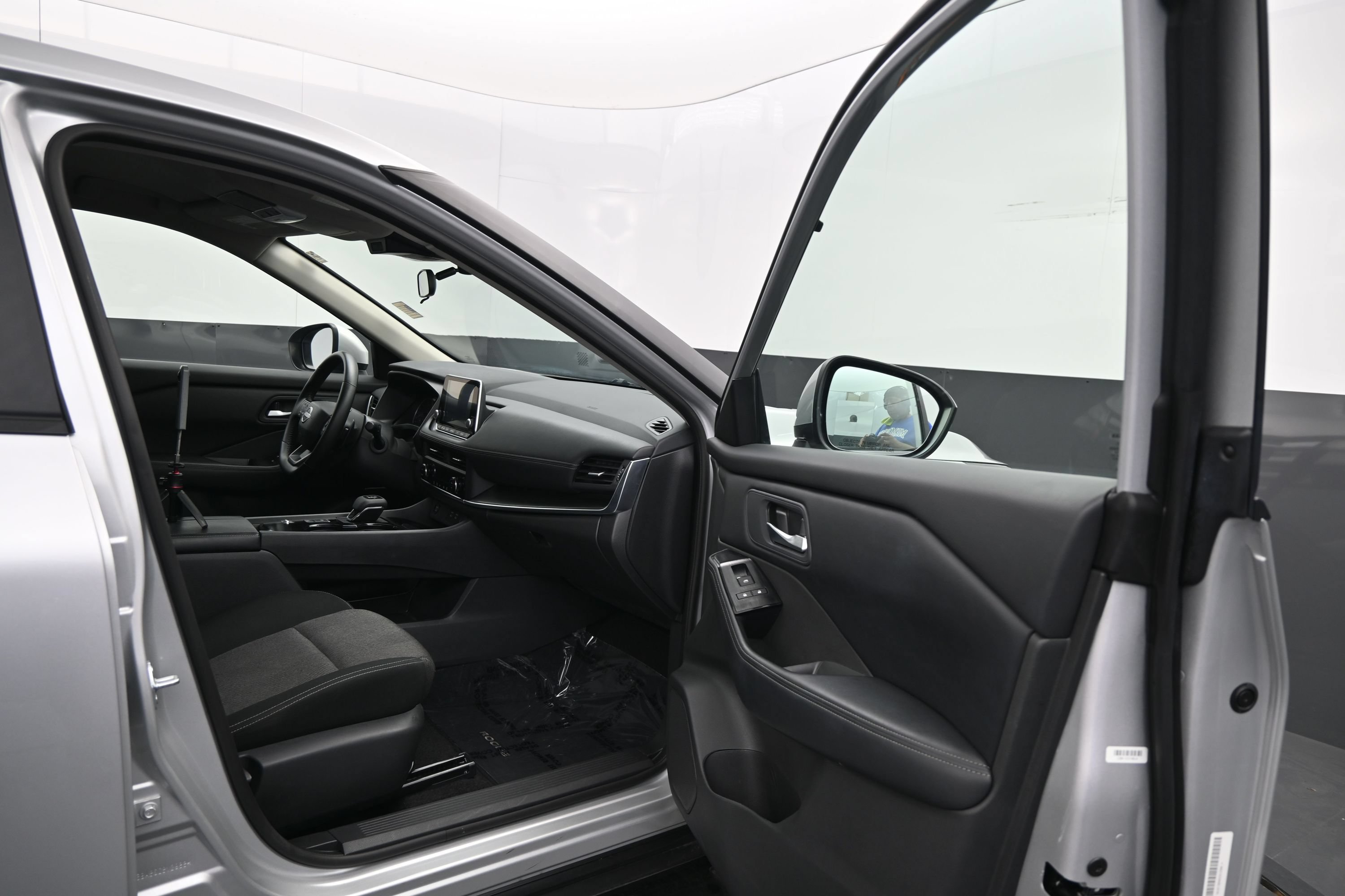 Used 2025 Nissan Rogue SV FWD image 11