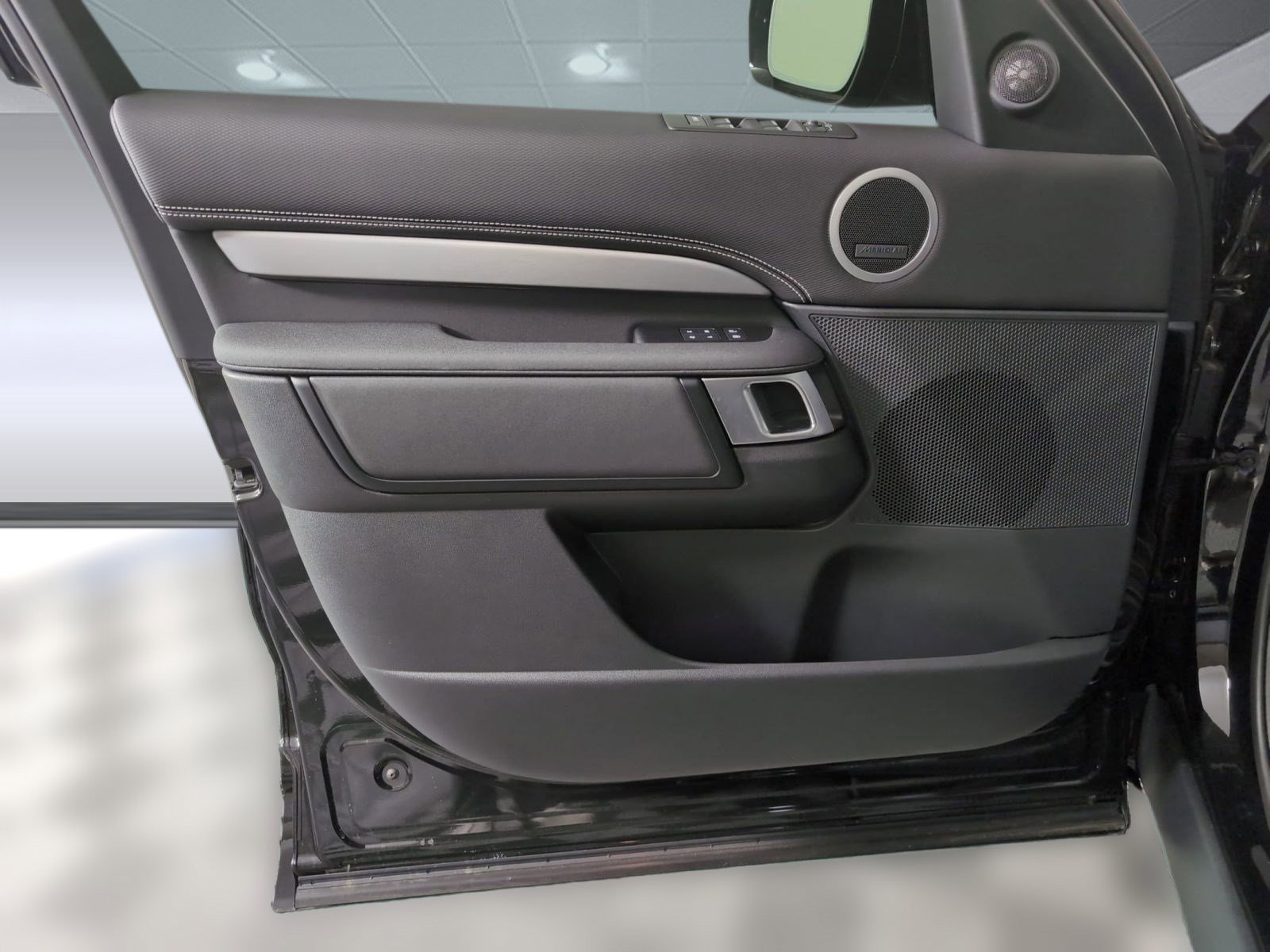 Used 2025 Land Rover Discovery Dynamic SE image 19