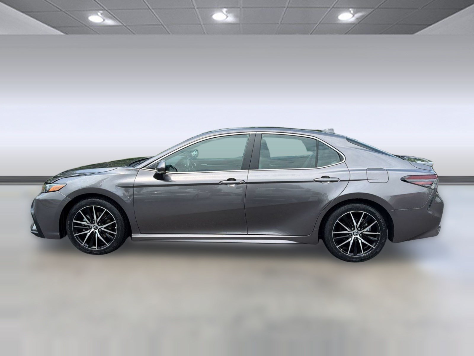 Used 2024 Toyota Camry SE w/ Cold Weather Package AWD/4WD image 2